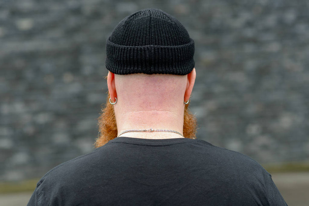 Vista posteriore della testa rasata di un uomo
 - Foto, immagini