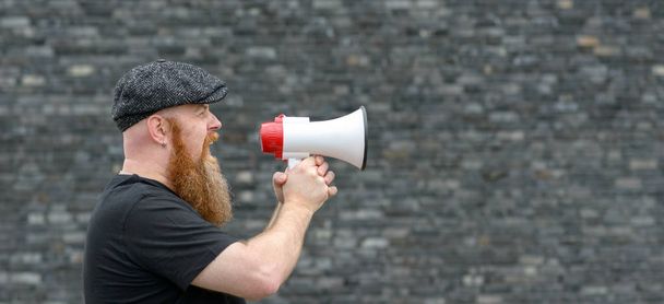 Nagy ember kiabál egy megafon - Fotó, kép