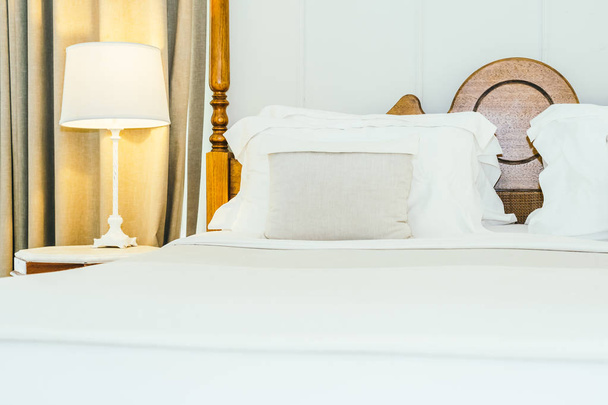 Белая подушка на отделке кровати в красивой спальне класса люкс
 - Фото, изображение