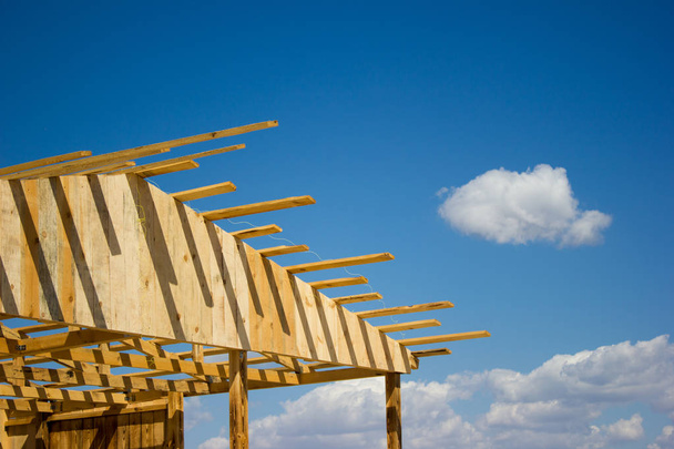 Construcción de casas naturales de madera contra el cielo, protección de la naturaleza
 - Foto, imagen