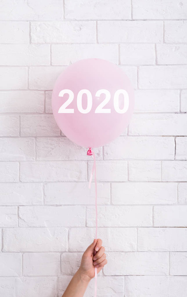 Balão rosa com conceito de texto na mão mulher em branco
 - Foto, Imagem