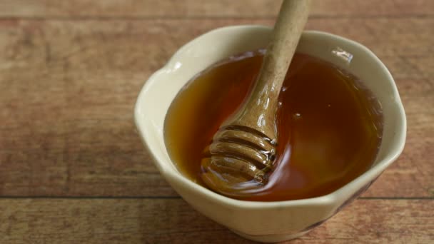 hand plukken houten honing scoop vanaf cup - Video