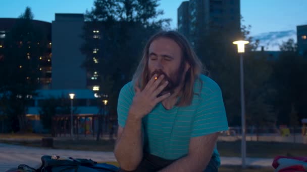 Portrait d'un homme fumant une cigarette
 - Séquence, vidéo