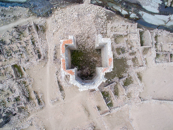 Pueblo e iglesia se derrumbaron en un pantano seco en Soria con el nombre de pantano de Mansilla
. - Foto, imagen