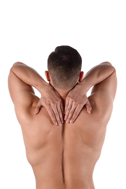 Mann mit Schmerzen im Nacken. Der Athlet klammert sich an einen wunden Nacken. Sportmedizinisches Konzept - Foto, Bild