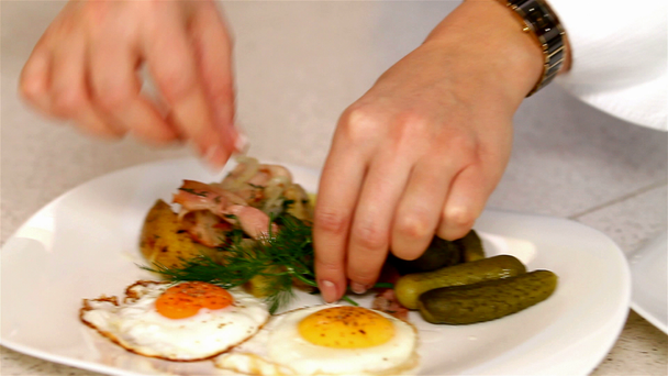 aardappelen met spek en gebakken eieren en een takje dill - Video