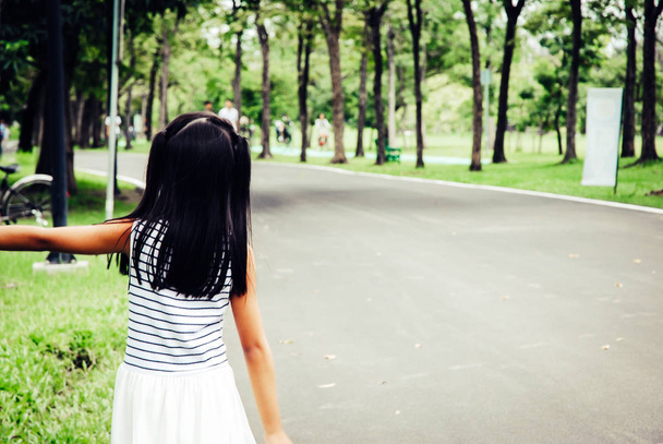 Belle asiatique fille marche dans le parc public en week-end de vacances
. - Photo, image