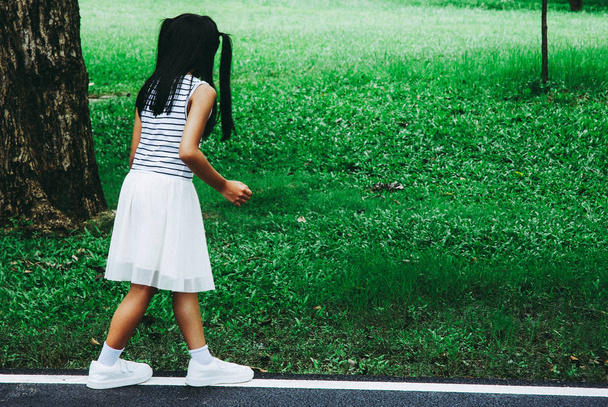 Девочка гуляла в общественном парке в праздничные выходные
. - Фото, изображение