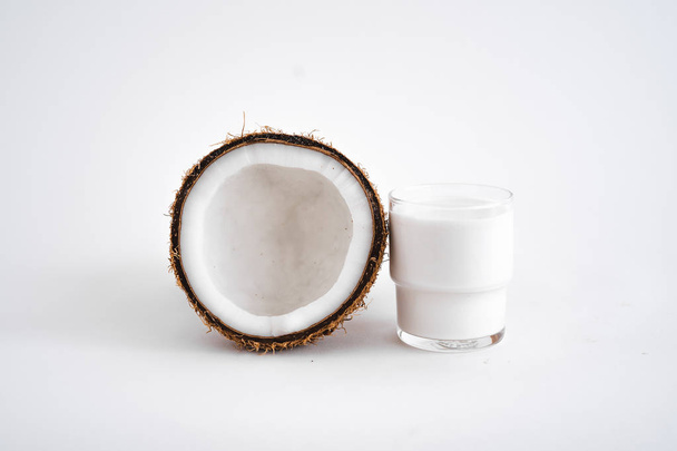 Close-Up Of Coconut Against White Background - 写真・画像