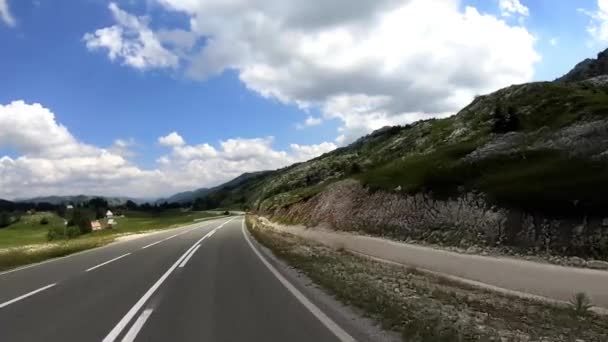 Cesta podél úpatí hory, pohybující se kupředu - Záběry, video
