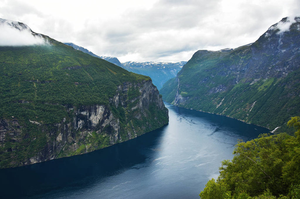 Impressionante fiorde Geirangerfjord na região de Sunnmore, Noruega, um dos mais belos fiordes do mundo, incluído no Património Mundial da UNESCO. Vista de cima
.  - Foto, Imagem