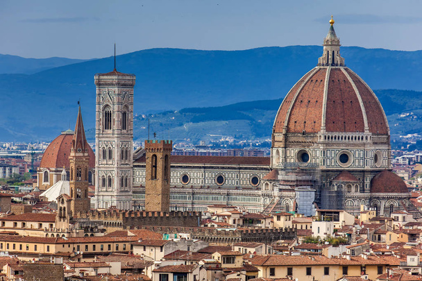 Santa Maria del Fiore a nádherné město Florencie z Michelangelova náměstí - Fotografie, Obrázek