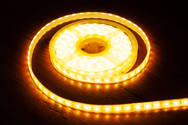 una bobina di striscia decorativa a LED per illuminare nicchie in casa
 - Foto, immagini