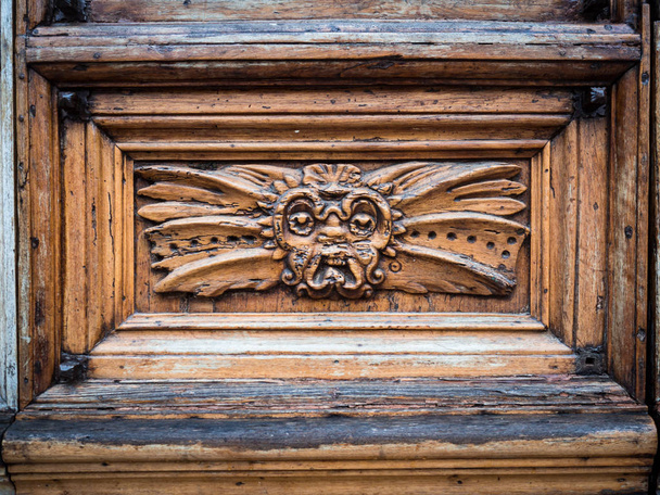 Średniowieczny Pałac z rzeźbione drewniane drzwi. - Zdjęcie, obraz