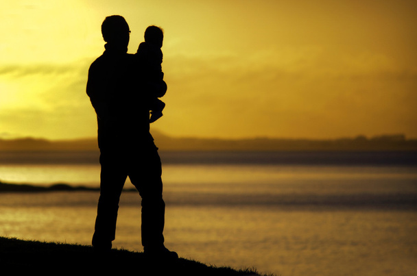 mladý otec nese jeho dítě - Fotografie, Obrázek