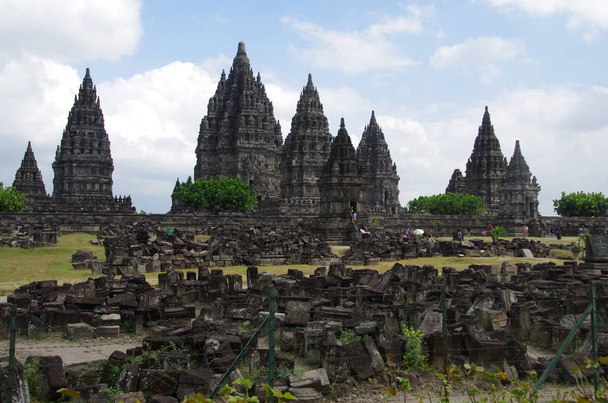 El templo de Prambanan cerca de Yogyakarta en la isla de Java en Indonesia
 - Foto, imagen