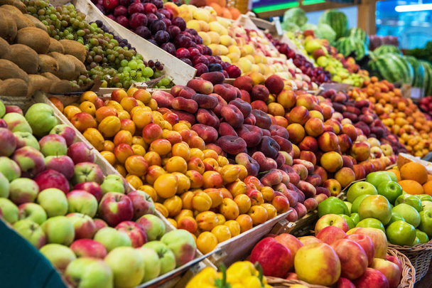 Асортимент фруктів на ринку
 - Фото, зображення