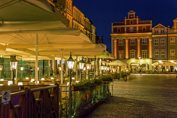 Antiguo famoso mercado cuadrado con restaurantes y cafeterías en Poznan
 - Foto, Imagen