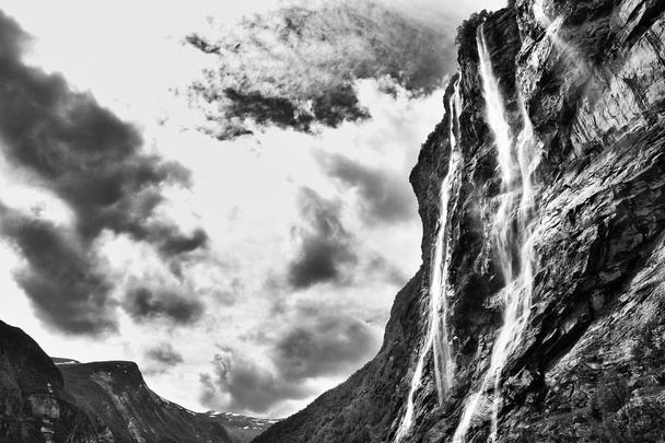 die sieben Schwestern spektakulärer Wasserfall am Geirangerfjord mit Bootsfahrt, Sunnmore Region, Norwegen, schönste Fjorde der Welt, UNESCO-Welterbe. - Foto, Bild