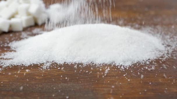 Fehér cukor Pours on Brown fa Surface - Felvétel, videó