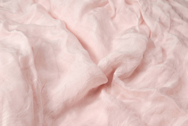 Fondo suave y liso de tela de seda rosa. Textura de tela.  - Foto, imagen