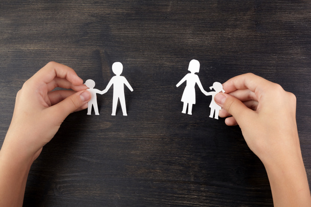 Gebrochenes Familienkonzept, Scheidung. Kinderhände mit zerbrochenem Papier - Foto, Bild