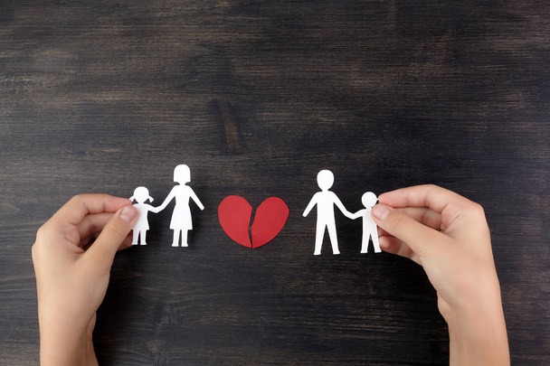 Gebrochenes Familienkonzept, Scheidung. Kinderhände mit zerbrochenem Papier - Foto, Bild