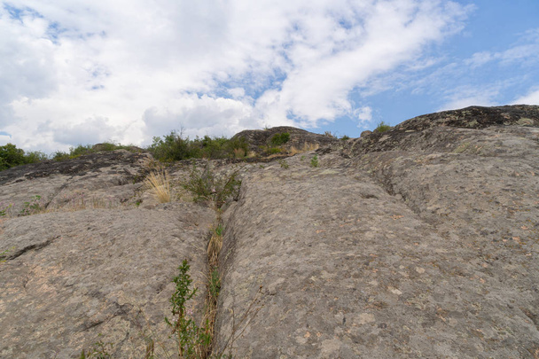 Gran cañón de granito. Village Aktove. Ucrania. Hermosa piedra l
 - Foto, imagen