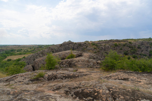 Gran cañón de granito. Village Aktove. Ucrania. Hermoso paisaje de piedra
. - Foto, Imagen