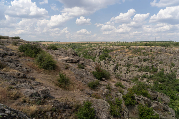 Büyük granit kanyon. Aktove köyü. Ukrayna. Güzel taş manzara. - Fotoğraf, Görsel