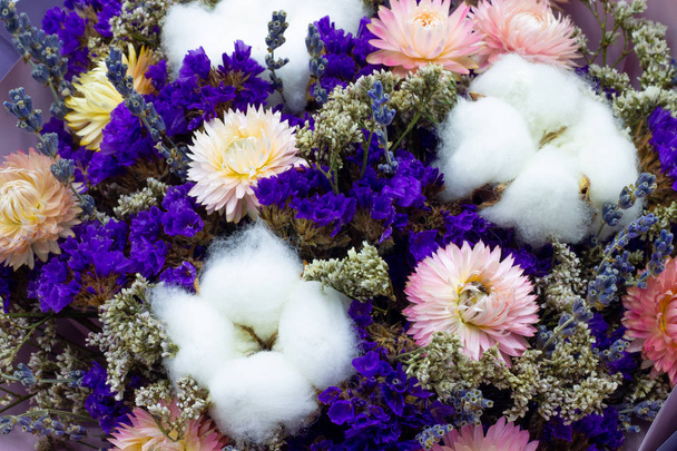 Strauß getrockneter Blumen mit Baumwolle und Lavendel floralen Hintergrund - Foto, Bild