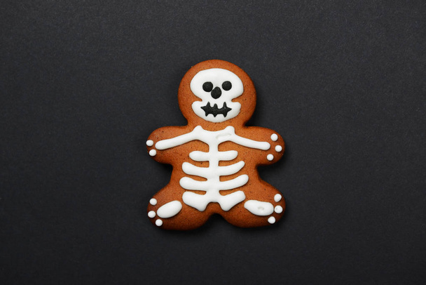 The hand-made eatable gingerbread Halloween sceletons on black background - Valokuva, kuva