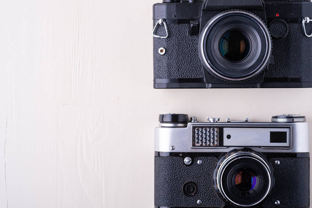 古いヴィンテージレトロな2枚の写真フィルムカメラコピースペーストップビューフラットは、白い背景に横たわって - 写真・画像