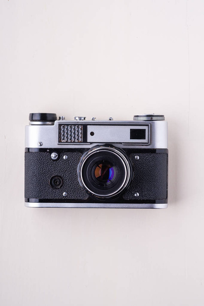 Vieux vintage rétro simple argenté film photo appareil photo copie espace vue de dessus plat posé sur fond blanc
 - Photo, image