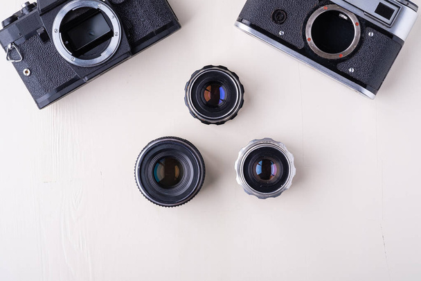 alte Retro-Fotokamera mit drei Objektiven Kopierraum von oben flach auf weißem Hintergrund - Foto, Bild