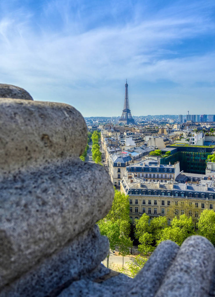 Näkymä Eiffel-tornille ja Pariisiin, Ranskaan Riemukaarelta
. - Valokuva, kuva