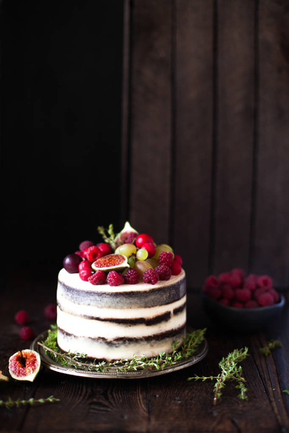 Delicious chocolate cake with figs and berries on a rustic backg - Zdjęcie, obraz