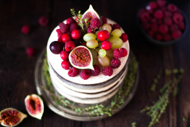 Delicious chocolate cake with figs and berries on a rustic backg - Zdjęcie, obraz