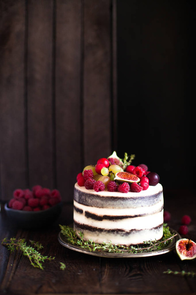 Pyszne ciasto czekoladowe z figami i jagód na rustykalnym ciemny - Zdjęcie, obraz