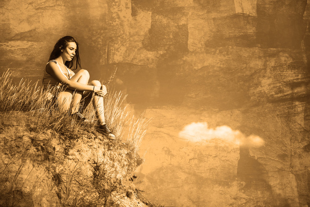 Acrophobia punk, hippi nő öngyilkosság magas dombján egy ro - Fotó, kép
