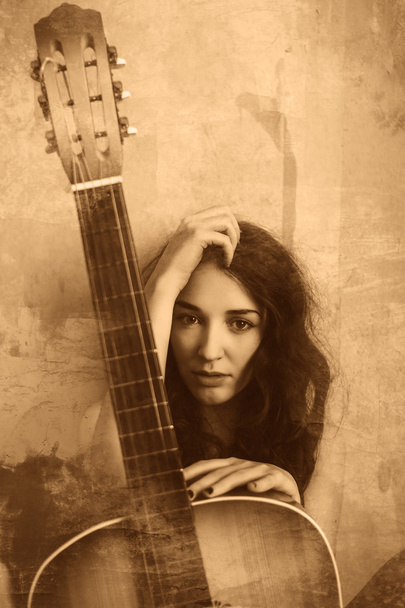 piękna młoda dorosłych nago kobieta trzymając sztuką gitara akustyczna - Zdjęcie, obraz