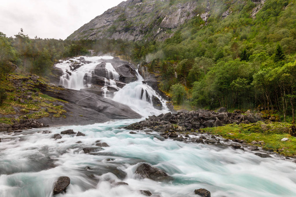 Tveitafossen waterval krachtige streams in Husedalen Valley, kin - Foto, afbeelding
