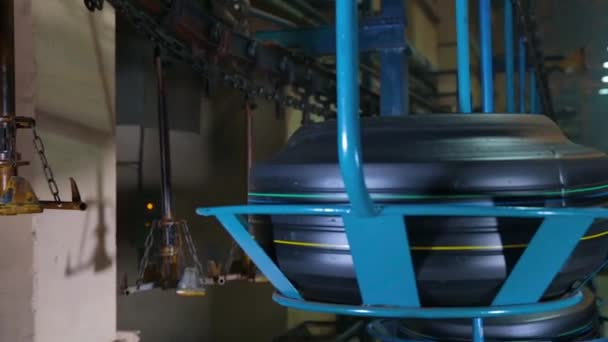 Szállítószalag gumiabroncsokkal a gyárban. Gumiabroncsok gyártása. - Felvétel, videó