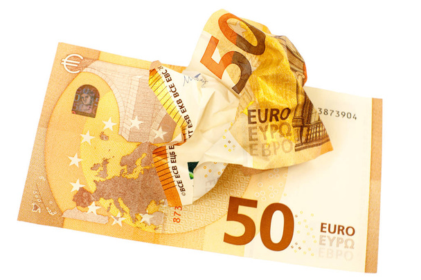 Un billete de 50 euros arrugado está en un billete de 50 euros. El concepto es nuevo y antiguo. Exención de dinero. Cambio de divisas. El dinero es papel. Primer plano. Enfoque selectivo
. - Foto, Imagen