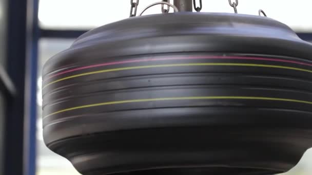 Close-up van een transportband met banden in een fabriek. - Video