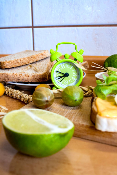  健康的なベジタリアンサンドイッチ。朝食にチーズを使用した自家製サンドイッチ - 写真・画像