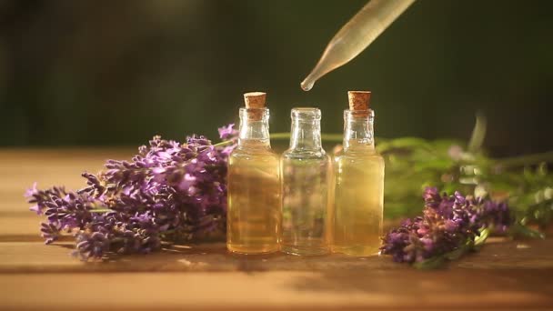 ätherisches Lavendelöl in schöner Flasche auf dem Tisch - Filmmaterial, Video