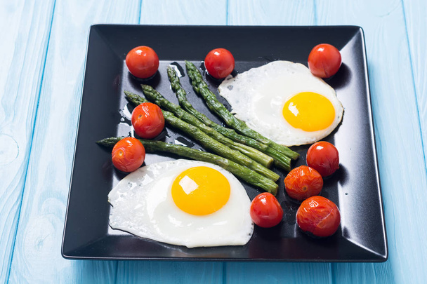 Healthy breakfast with eggs , asparagus and tomatoes - Fotoğraf, Görsel