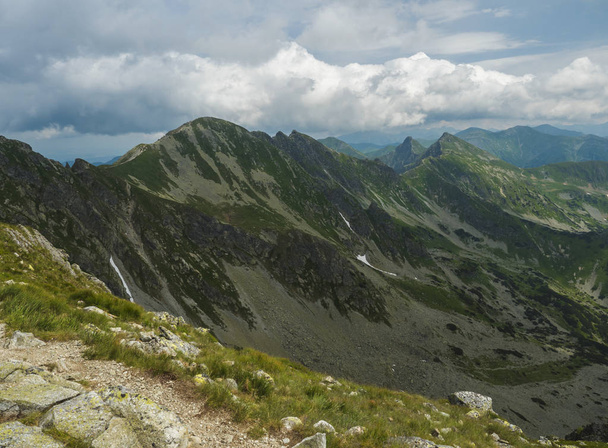 Vista desde el pico Banikov en las montañas occidentales de Tatra o el panorama de Rohace. Montañas verdes agudas - rohac ostry, placlive y volovec con sendero de senderismo en la cresta. Verano cielo azul nubes blancas
. - Foto, Imagen