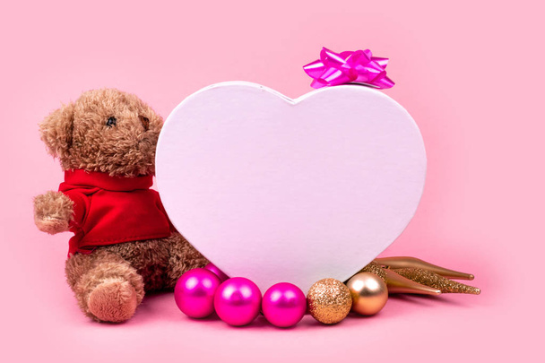Nalle, lahjapakkaus vaaleanpunaiset pallot ja kulta Joulukoristeet loma, joulu, kiitos antaa päivä tai syntymäpäivä, eristetty vaaleanpunainen tausta
.  - Valokuva, kuva
